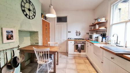 1 bedroom Flat To Let - Photo 2