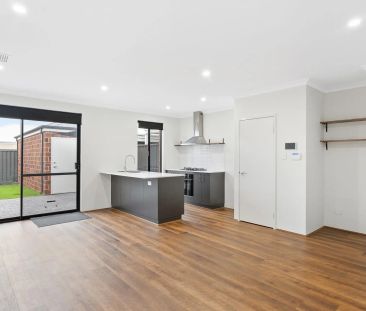 Modern home in new Lakelands. - Photo 3