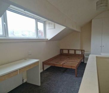 2 Bedroom Mid Terraced House for rent in Harold Mount - Photo 4