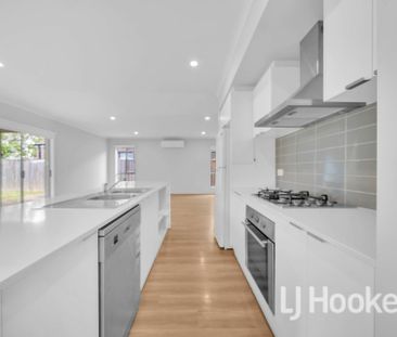 Family House with a Nice Layout in Point Cook for Lease! - Photo 4