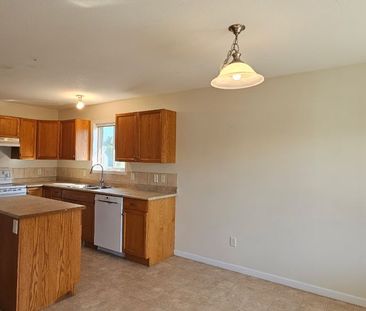 4bed + den 2bath Main Floor; Downtown – Now - Photo 3