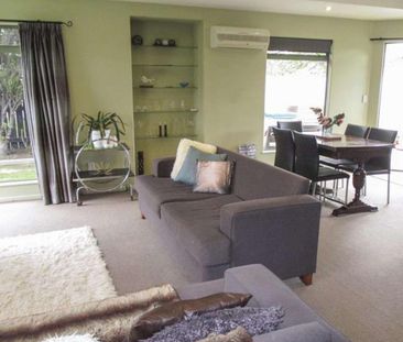 Stylish, Modern Home with Indoor-Outdoor Flow - Photo 4