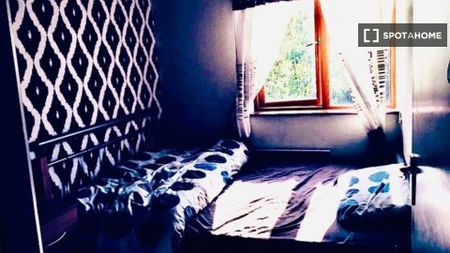 Room for rent in 3-bedroom apartment in Beaumont, Dublin - Photo 4