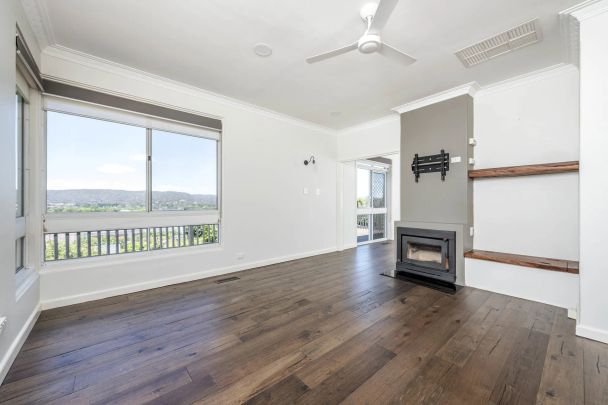Spacious 4-Bedroom Family Home with Stunning Views – Prime Location! - Photo 1