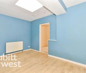 3 bedroom semi-detached bungalow to rent - Photo 1