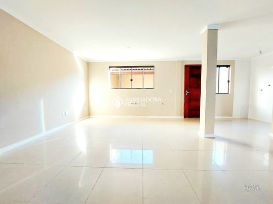 Casa com 3 quartos e 208m² para alugar em Hípica, Porto Alegre. - Foto 1