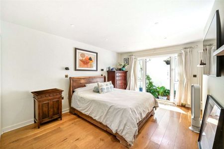 A charming two bedroom apartment with a superb private courtyard, in the heart of Fulham - Photo 5
