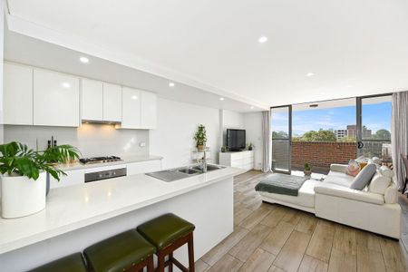 Stunning 2 Bedroom Executive Apartment - Complete with Views, Privacy & Height - Photo 3