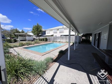 Break Lease: 3 Bedroom townhouse with pool and gym - Photo 4