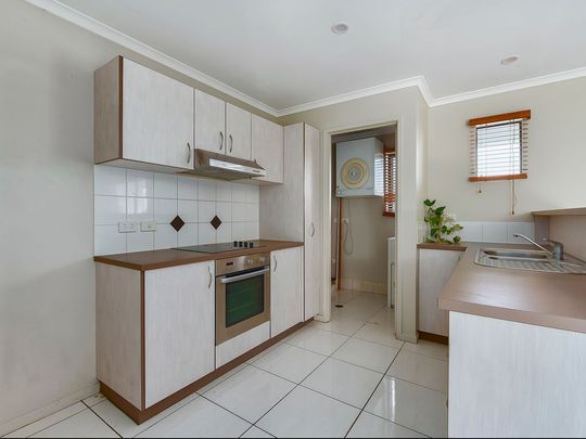 Spacious 3-Bedroom Unit with Resort-Style Facilities – Walk to Griffith University - Photo 1