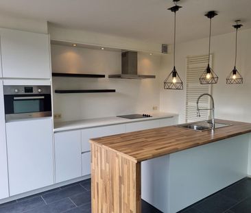 Knap gelijkvloers éénslaapkamerappartement met tuin en garagebox. - Photo 2