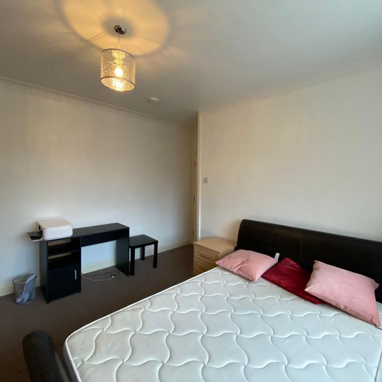 1 bedroom in a house share to rent - Photo 1