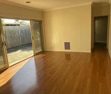 Three bedroom residence in convenient location - Photo 1