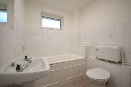 3 bedroom end of terrace house to rent - Photo 4