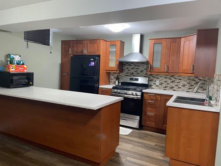 For Lease - 2031 Oxford Avenue, Oakville, Ontario - Photo 4