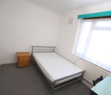 STUDENT Five Bedroom Maisonette – Surbiton (Tolworth Broadway, KT6) - Photo 4