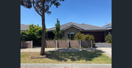 Lovely family home in Craigieburn! - Photo 2