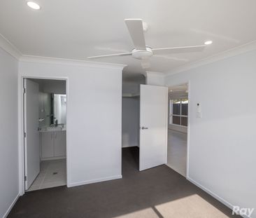 4 BEDROOM HOME IN QUIET STREET!! - Photo 2