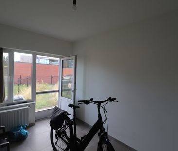 Gelijkvloers appartement met 2 slaapkamers, tuin en garage. - Photo 2