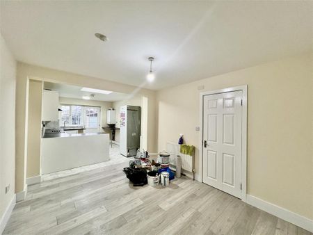 3 bedroom apartment to rent - Photo 4