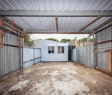 Renovated three bedroom terrace with garage-HOLDING DEPOSIT RECEIVED! - Photo 2