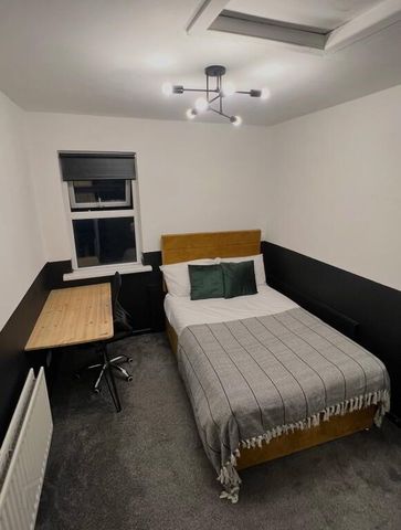 En-Suite Room, 4 Eglantine Gardens, Belfast, BT9 6EZ - Photo 4