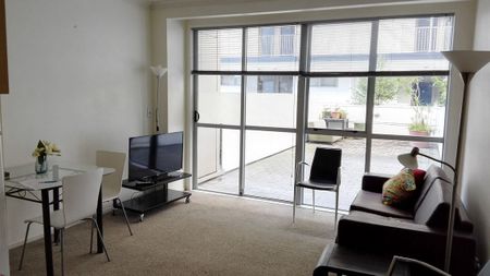 Spacious fully furnished apartment, own courtyard - Photo 3