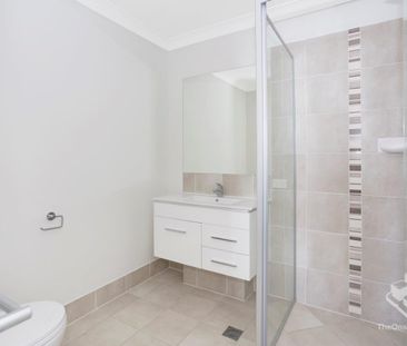 3 BED, A/C, MINUTES TO GATEWAY Large living space unit, gas cooktop... - Photo 1