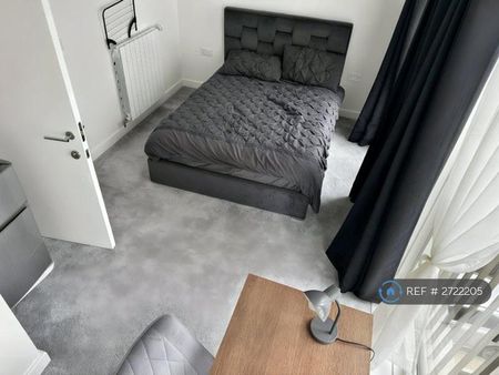 1 bedroom in a house share to rent - Photo 3
