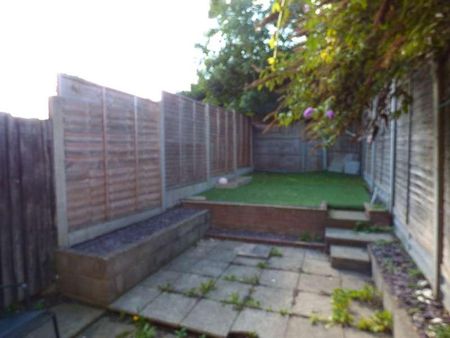 Water Lane, Purfleet, RM19 - Photo 2