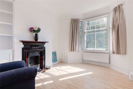 A charming two bedroom apartment on a quiet cul-de-sac in Wandsworth. - Photo 2