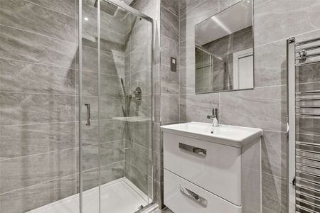 A modern three storey town house with wonderful roof terrace in the heart of Windsor Town. - Photo 4