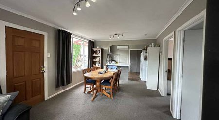 A spacious Brighton home! - Photo 2