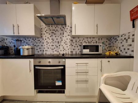 Studio to rent - Photo 2