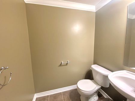 $2,600 / 2 br / 1.5 ba / 1200 sqft 2BR Townhouse in Ancaster - Photo 4