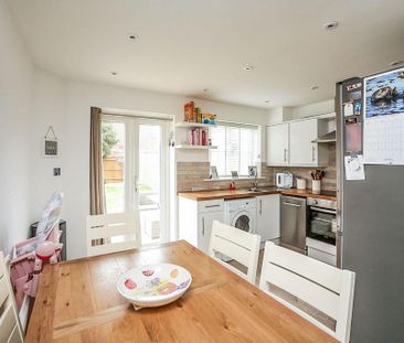 2 bedroom semi-detached house to rent - Photo 3