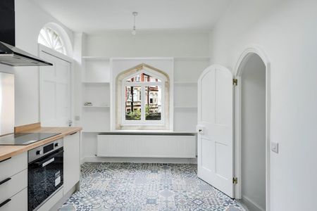 1 Bed Flat - Photo 2