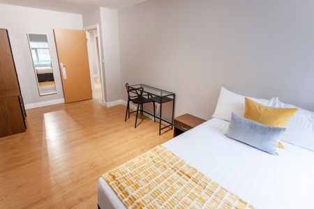 3 bedroom flat to rent - Photo 3