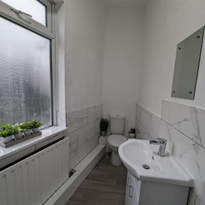 1 Beds - End of terrace house - - Photo 2