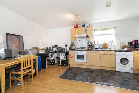 Located minutes to Stoke Newington overground and all local amenities - Photo 3