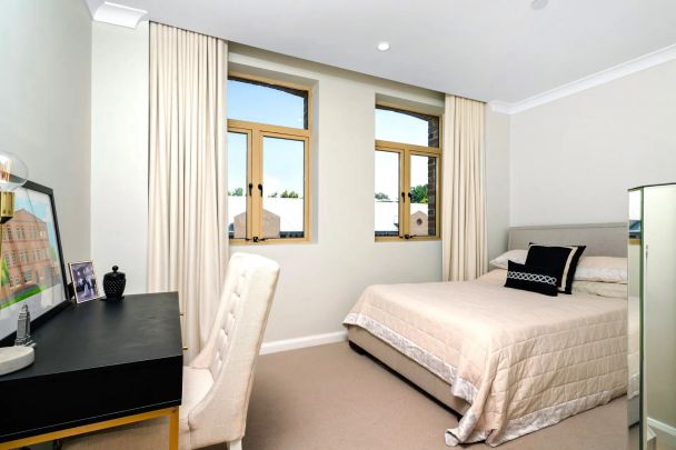 Renovated North Facing Apartment in Famed Warehouse Conversion - Photo 1