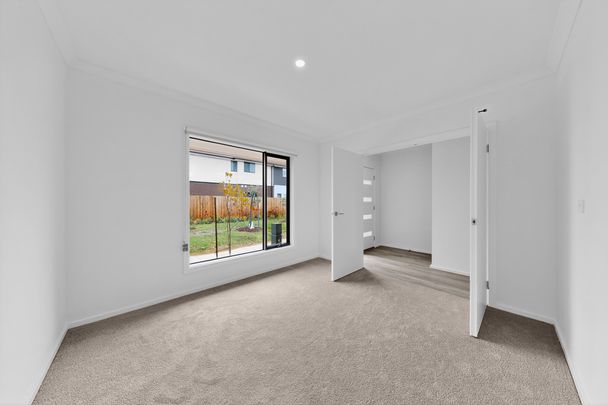 5 Fen Walk, Point Cook VIC 3030 - House For Rent | Domain - Photo 1