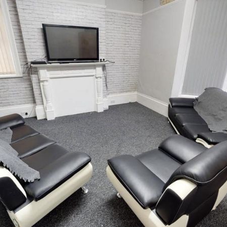 4 bedroom flat to rent - Photo 4