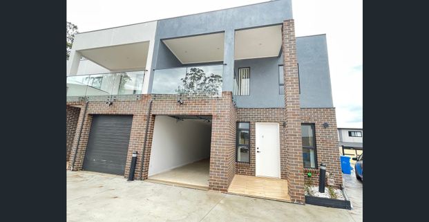 Brand new 3 bedroom townhouse - LIVERPOOL - Photo 1