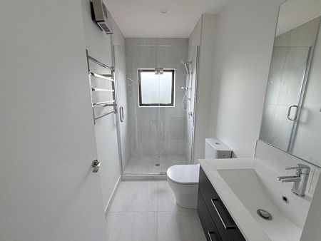 Centrally located fully furnished brand new home - Photo 4