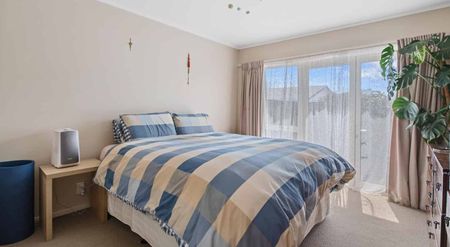 Central Three Bedroom Home - Photo 2