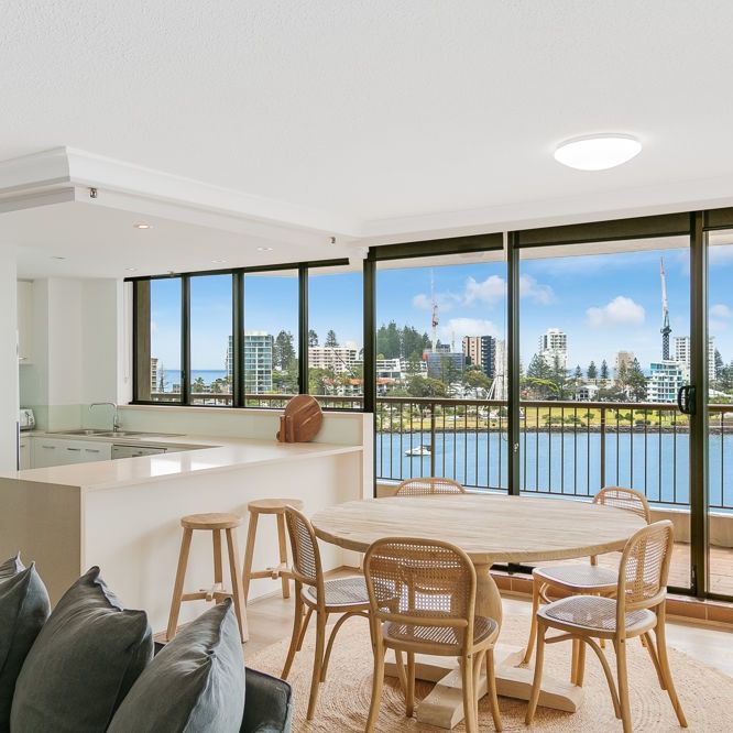 HABOURSIDE WATERFRONT APARTMENT - FURNISHED - Photo 1