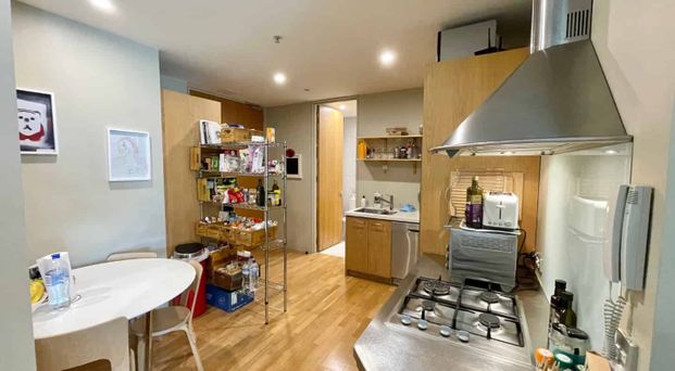 Fully Furnished 2 bedroom apartment in iconic waterfront Oriental Bay building - Photo 1