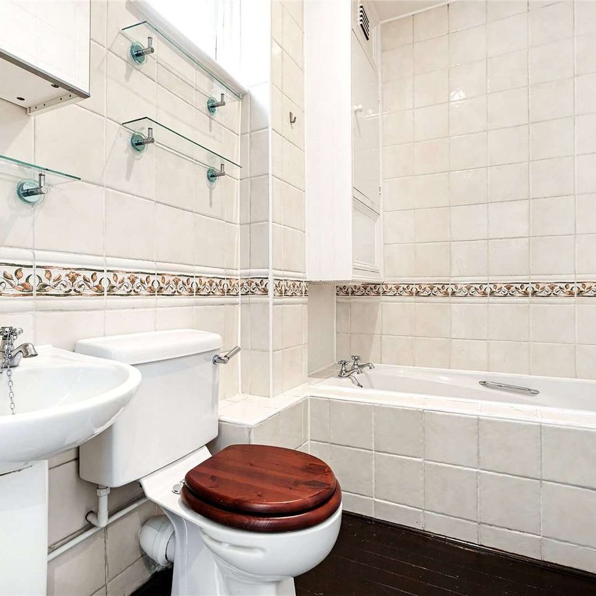 A beautifully presented one bedroom mews property set within the highly sought after Thurloe Place Mews. - Photo 1