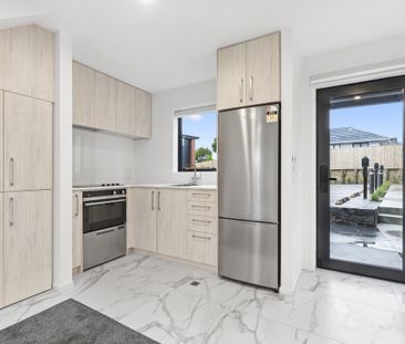 Modern 2-Bed Townhouse in Henderson - Photo 4